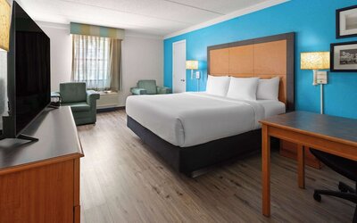 La Quinta Inn by Wyndham Pittsburgh Airport