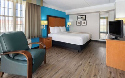 La Quinta Inn by Wyndham Pittsburgh Airport