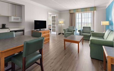 La Quinta Inn by Wyndham Pittsburgh Airport