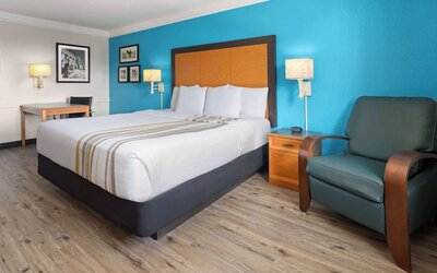 La Quinta Inn by Wyndham Pittsburgh Airport