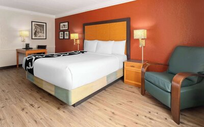 La Quinta Inn by Wyndham Pittsburgh Airport