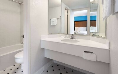 La Quinta Inn by Wyndham Pittsburgh Airport