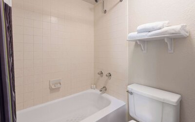 La Quinta Inn by Wyndham Pittsburgh Airport