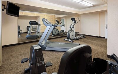 La Quinta Inn by Wyndham Pittsburgh Airport
