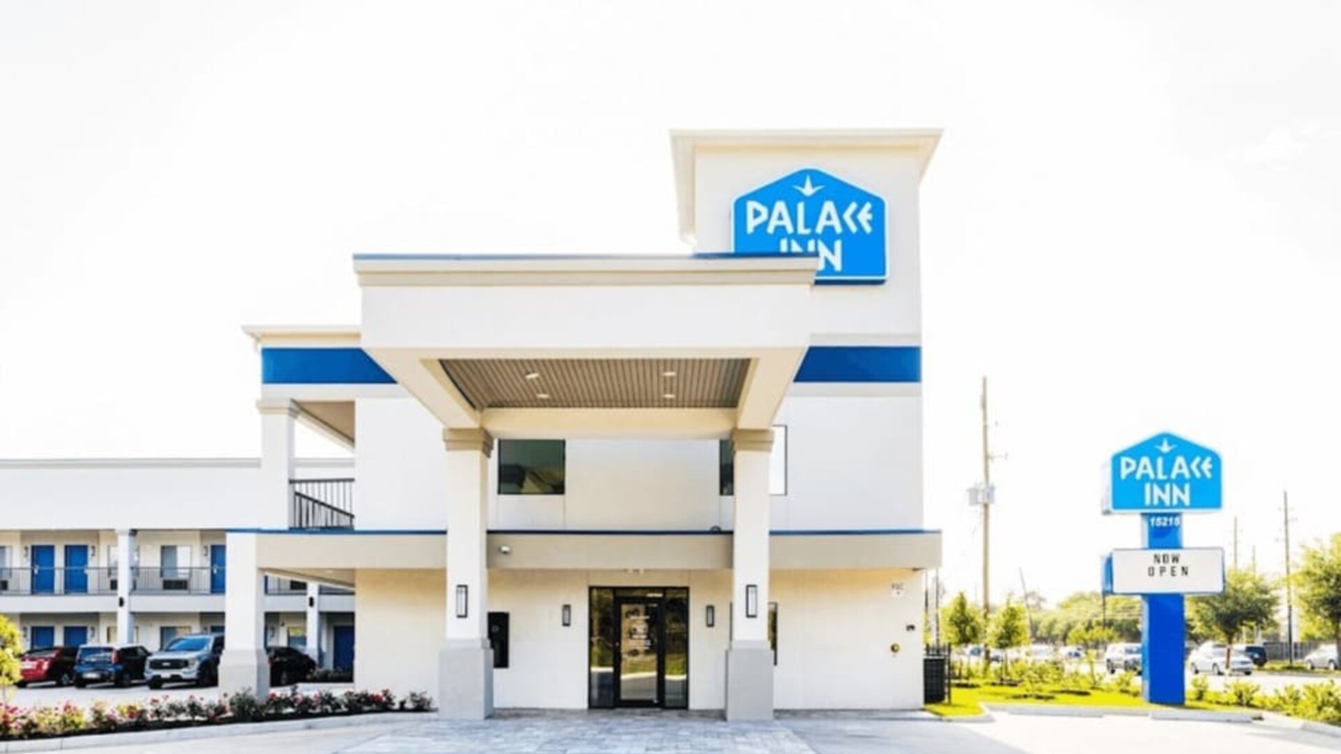 Hotel exterior by day at Palace Inn Blue Copperfield.