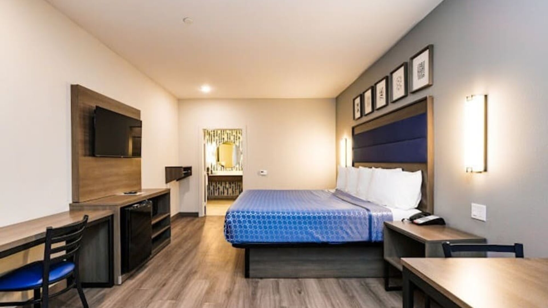 King suite at Palace Inn Blue Copperfield.