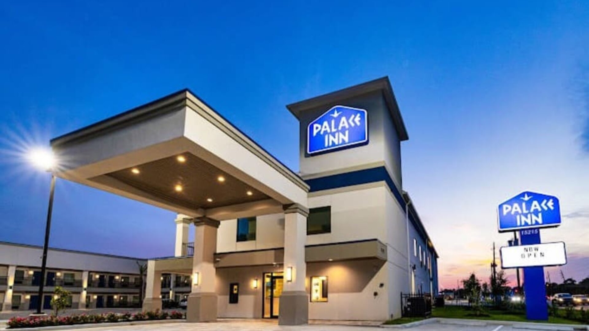 Hotel exterior and parking at Palace Inn Blue Copperfield.