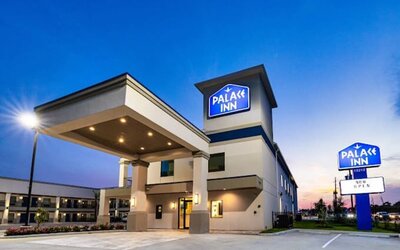 Hotel exterior and parking at Palace Inn Blue Copperfield.