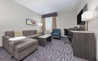 La Quinta Inn & Suites by Wyndham Allen at The Village