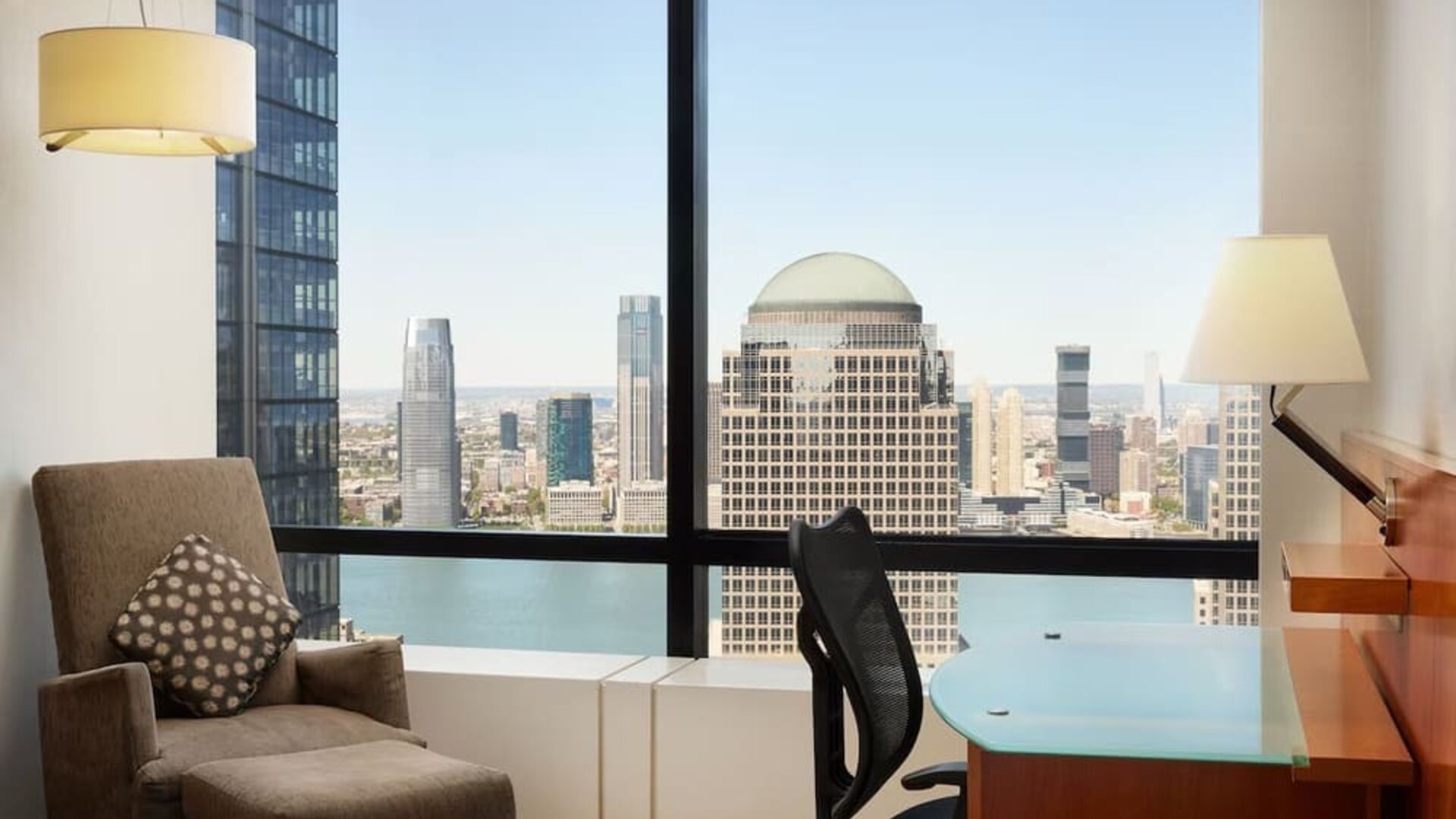 Day room equipped with business desk at M Social New York Downtown.