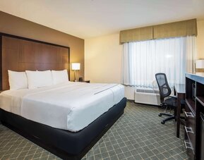La Quinta Inn & Suites by Wyndham Portland Airport