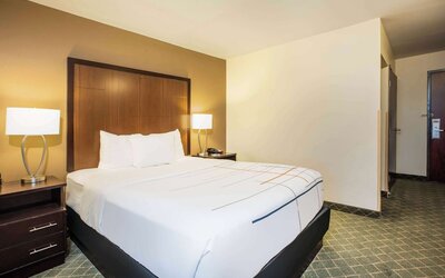 La Quinta Inn & Suites by Wyndham Portland Airport
