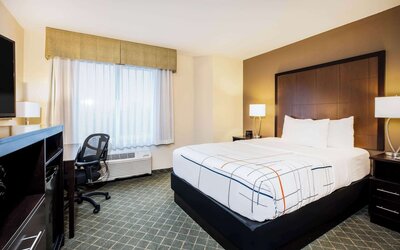 La Quinta Inn & Suites by Wyndham Portland Airport