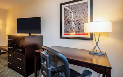 La Quinta Inn & Suites by Wyndham Portland Airport