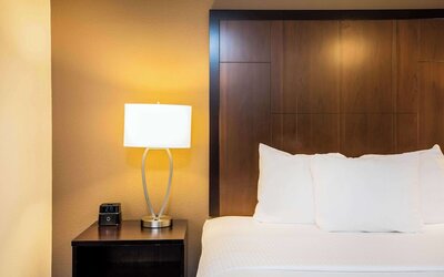 La Quinta Inn & Suites by Wyndham Portland Airport