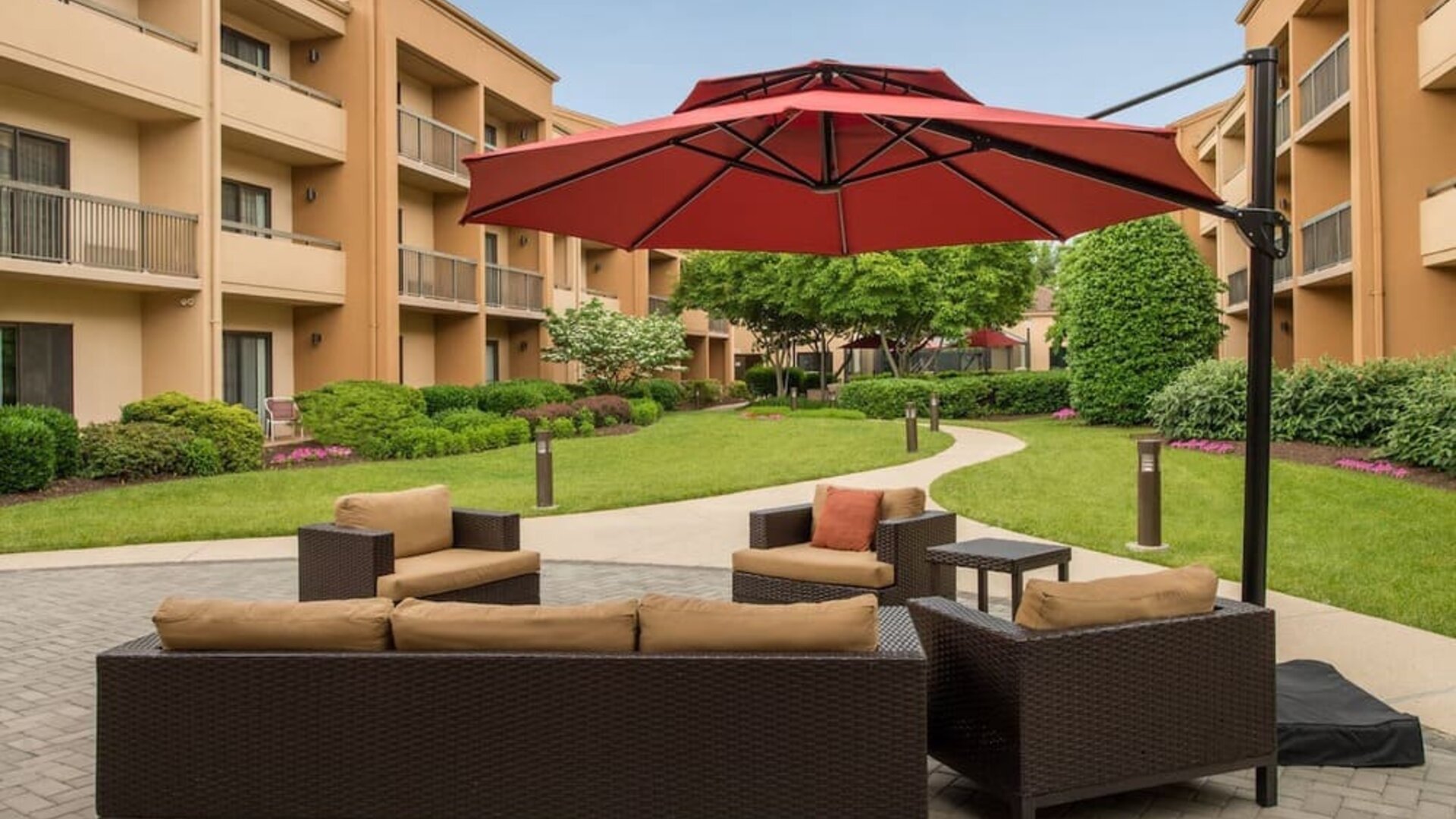 Outdoor seating area at Courtyard Dulles Airport Chantilly.