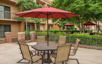 Outdoor terrace and seating at Courtyard Dulles Airport Chantilly.