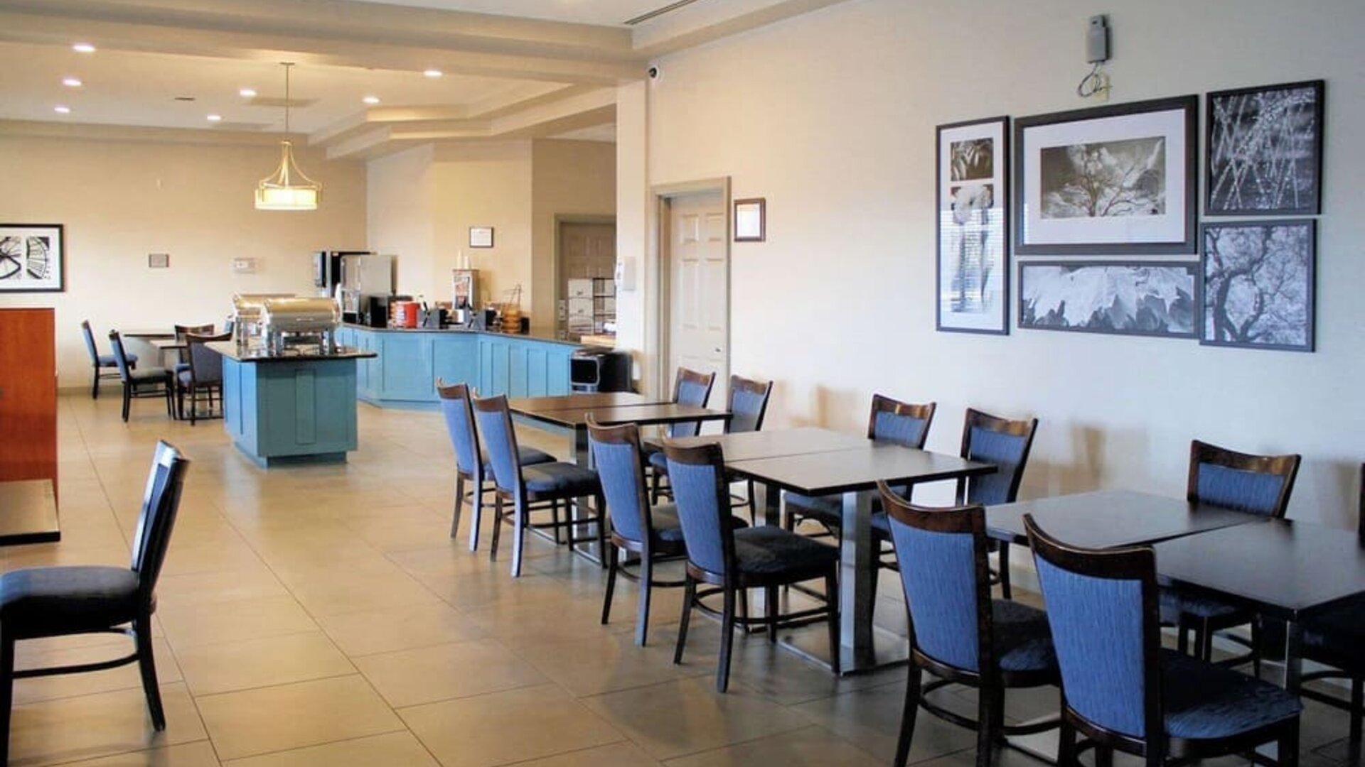Dining room at Country Inn & Suites By Radisson, BWI Airport.