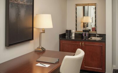 Suite, 1 King Bed, Accessible, Bathtub (Corner)