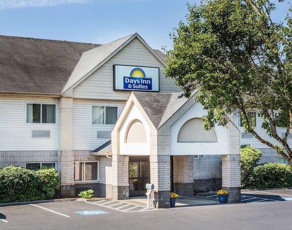 Days Inn & Suites by Wyndham Vancouver