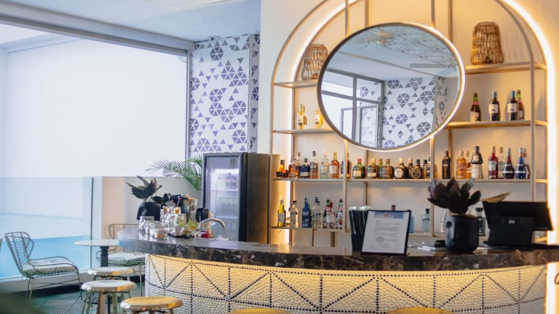 Poolside bar at Faranda Collection Barranquilla.