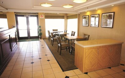 La Quinta Inn & Suites by Wyndham Warwick Providence Airport