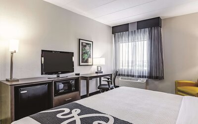 La Quinta Inn & Suites by Wyndham Warwick Providence Airport
