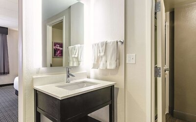 La Quinta Inn & Suites by Wyndham Warwick Providence Airport