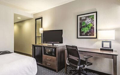 La Quinta Inn & Suites by Wyndham Warwick Providence Airport