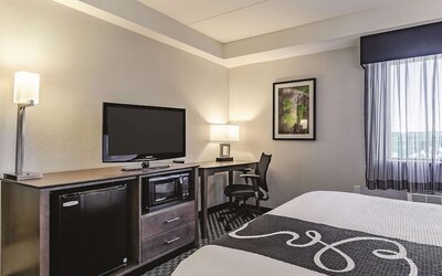 La Quinta Inn & Suites by Wyndham Warwick Providence Airport