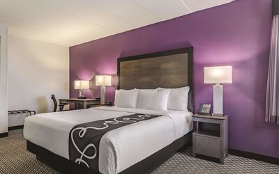La Quinta Inn & Suites by Wyndham Warwick Providence Airport