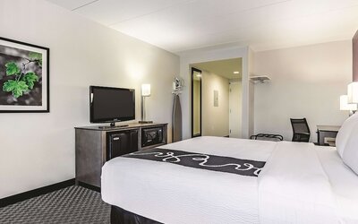 La Quinta Inn & Suites by Wyndham Warwick Providence Airport