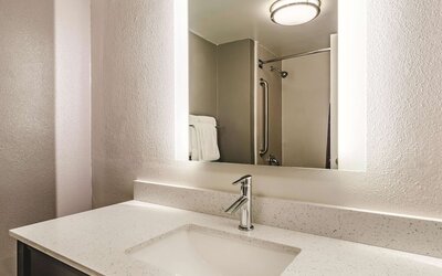 La Quinta Inn & Suites by Wyndham Warwick Providence Airport
