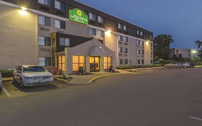 La Quinta Inn & Suites by Wyndham Warwick Providence Airport