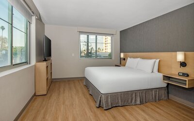Hyatt Place Riverside Downtown