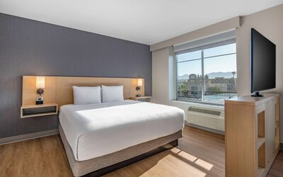 Hyatt Place Riverside Downtown