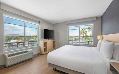 Hyatt Place Riverside Downtown