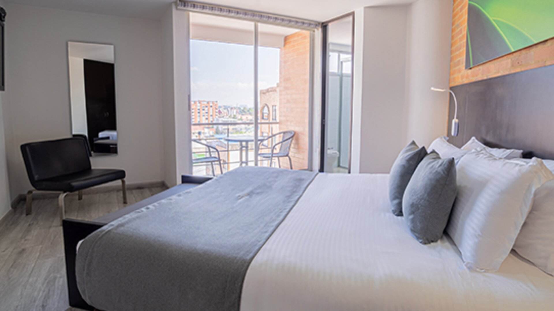 ICON 48 Luxury Apartasuites