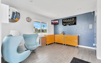Coworking space and lounge at Tradewinds Motel.