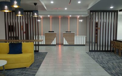 La Quinta Inn & Suites by Wyndham San Antonio Alamo City