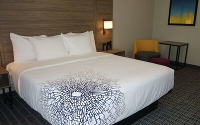 La Quinta Inn & Suites by Wyndham San Antonio Alamo City