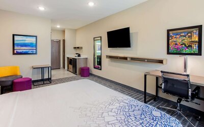 La Quinta Inn & Suites by Wyndham San Antonio Alamo City