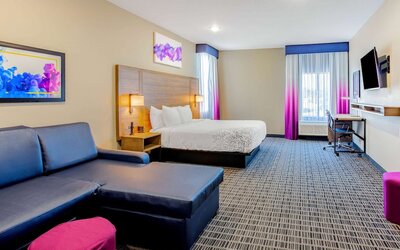 La Quinta Inn & Suites by Wyndham San Antonio Alamo City