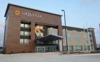 La Quinta Inn & Suites by Wyndham San Antonio Alamo City