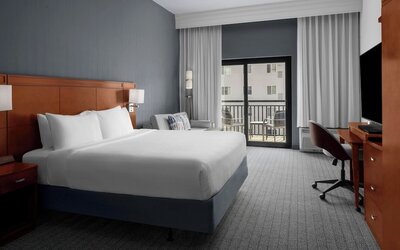 Courtyard by Marriott San Antonio Six Flags at The Rim