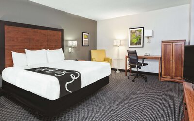 La Quinta Inn & Suites by Wyndham San Antonio Riverwalk