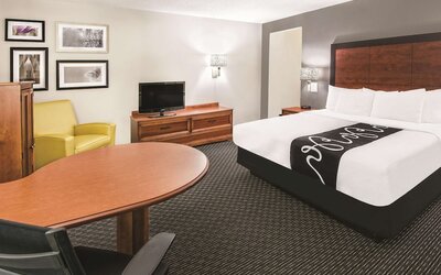 La Quinta Inn & Suites by Wyndham San Antonio Riverwalk