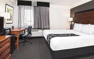 La Quinta Inn & Suites by Wyndham San Antonio Riverwalk