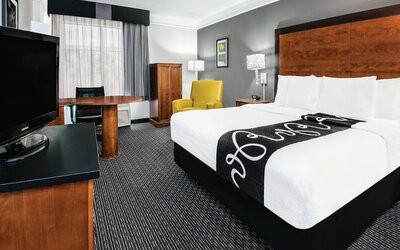 La Quinta Inn & Suites by Wyndham San Antonio Riverwalk