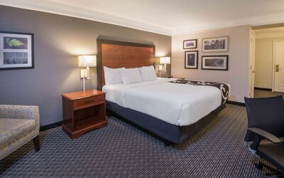 La Quinta Inn & Suites by Wyndham San Antonio Riverwalk